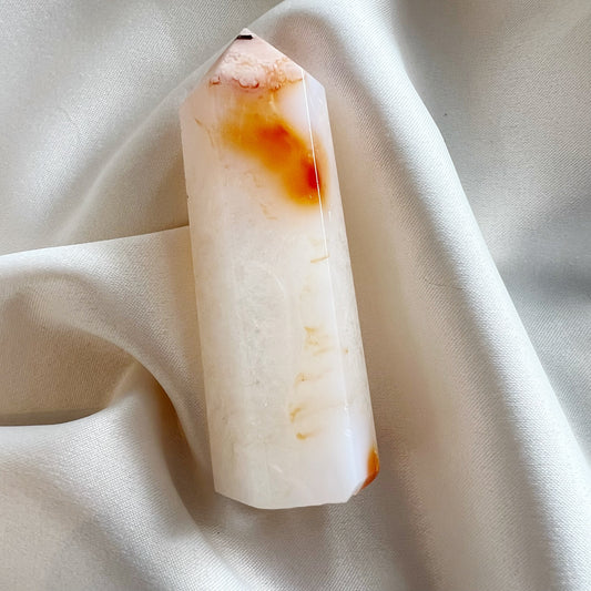 This listing is for one (1) Carnelian Flower Agate Tower. Flower Agate is imbued with Divine Feminine Energy that nurtures our soul. Flower Agate encourages our progress, and pushes us toward our fullest potential on our journey.  Known to activate, open, and heal the Heart and Root Chakras, Flower Agate opens us to inspiration and establishes inner peace.  Size:  3.5 inches tall  Weight: .13kg